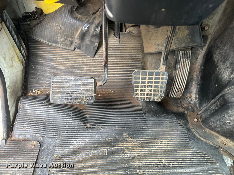 image for item EH5487 1995 International  4700 flatbed truck