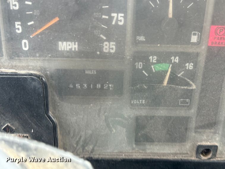 image for item EH5487 1995 International  4700 flatbed truck