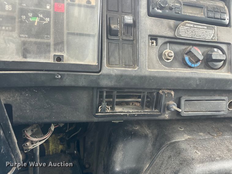 image for item EH5487 1995 International  4700 flatbed truck