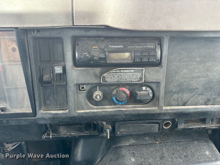 image for item EH5487 1995 International  4700 flatbed truck