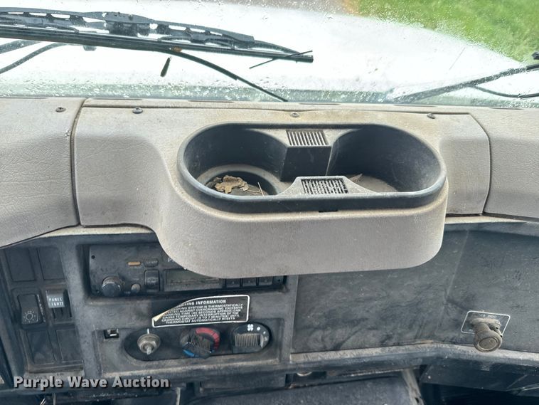 image for item EH5487 1995 International  4700 flatbed truck