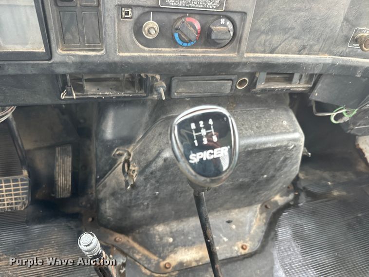 image for item EH5487 1995 International  4700 flatbed truck