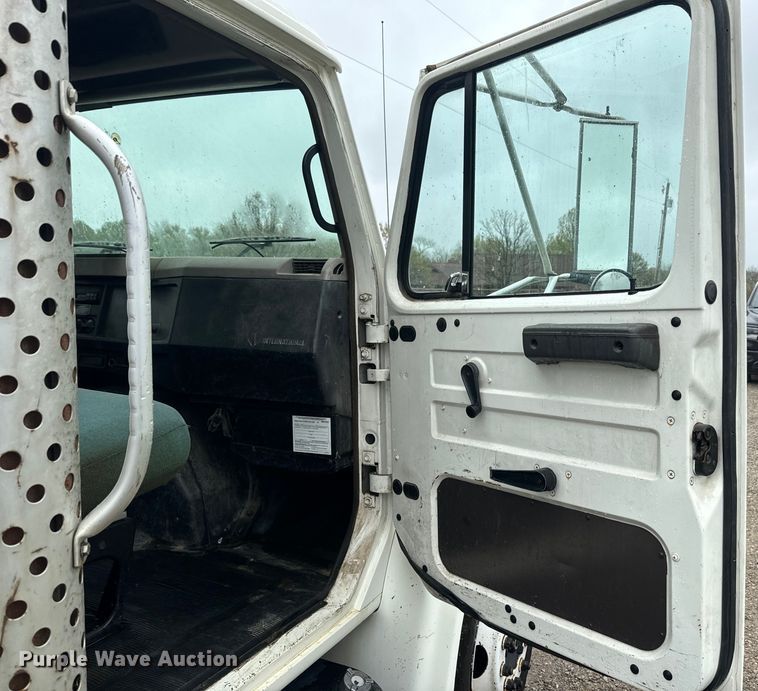 image for item EH5487 1995 International  4700 flatbed truck