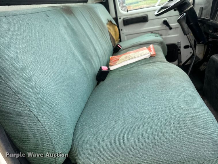 image for item EH5487 1995 International  4700 flatbed truck