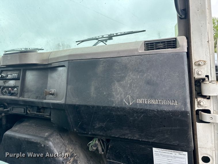 image for item EH5487 1995 International  4700 flatbed truck