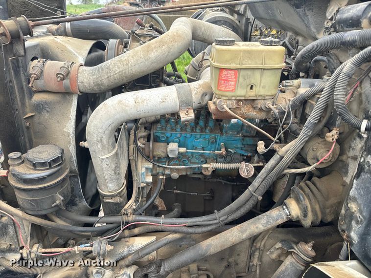 image for item EH5487 1995 International  4700 flatbed truck