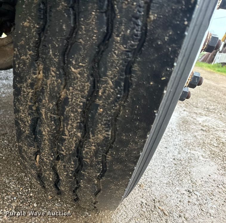 image for item EH5487 1995 International  4700 flatbed truck