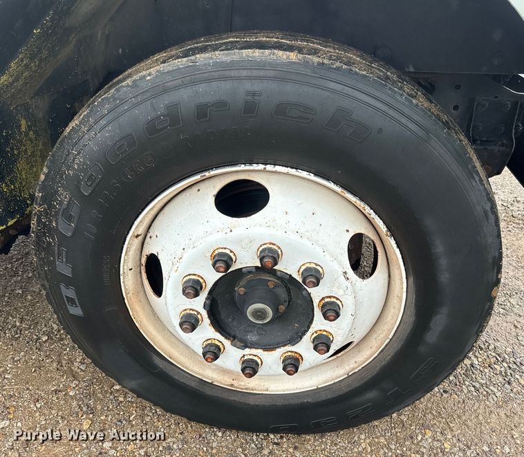 image for item EH5487 1995 International  4700 flatbed truck