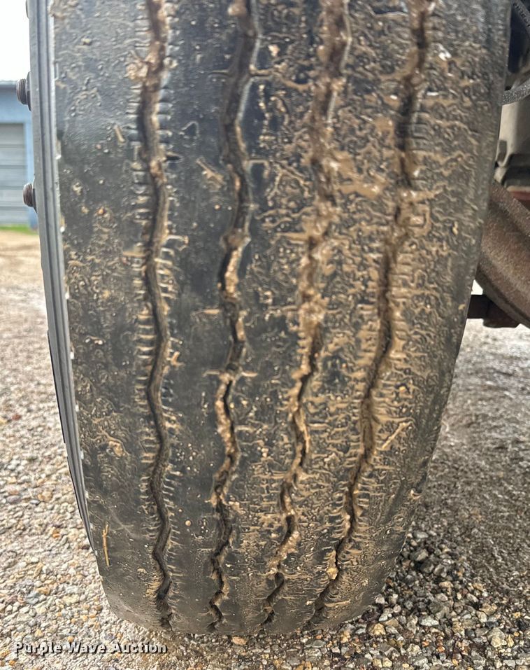 image for item EH5487 1995 International  4700 flatbed truck