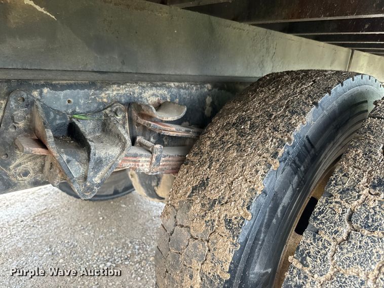 image for item EH5487 1995 International  4700 flatbed truck