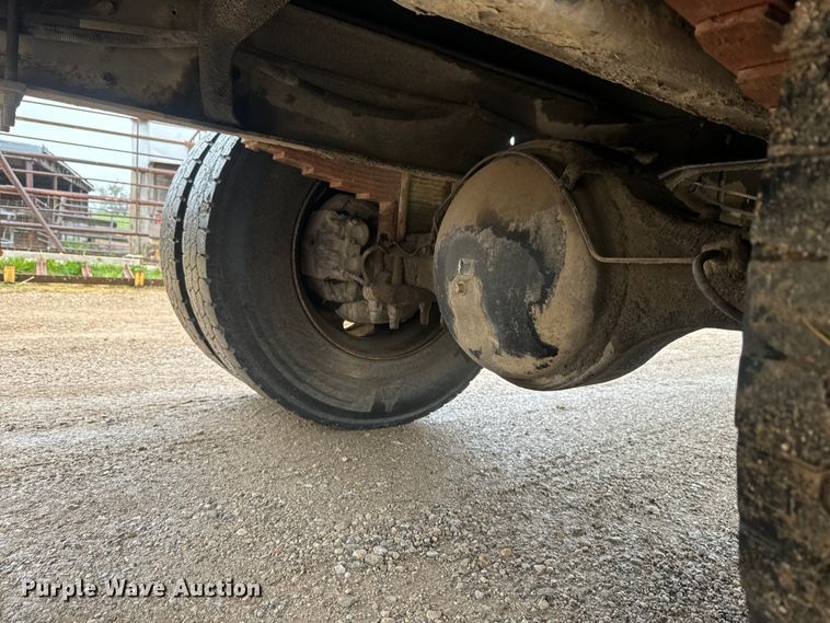 image for item EH5487 1995 International  4700 flatbed truck