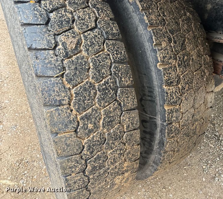 image for item EH5487 1995 International  4700 flatbed truck