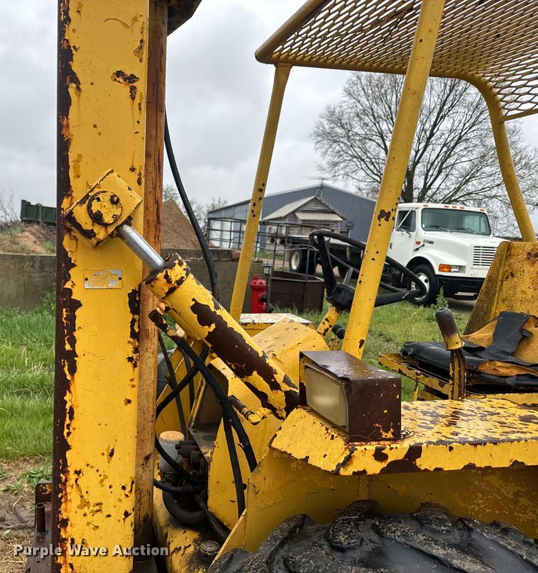 image for item EH5489 Allis Chalmers 630 forklift