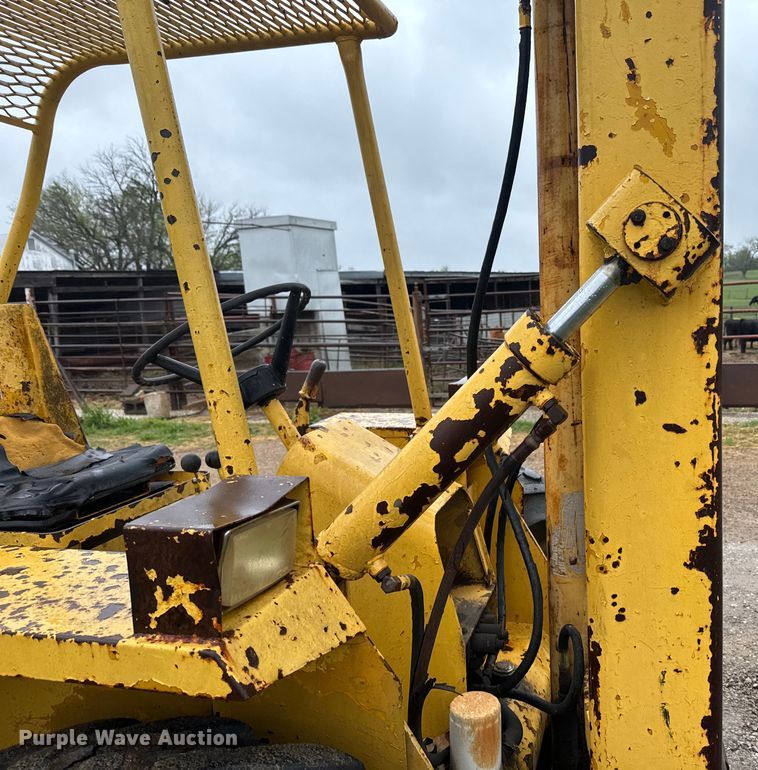 image for item EH5489 Allis Chalmers 630 forklift