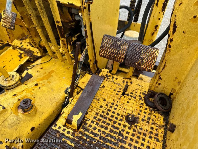 image for item EH5489 Allis Chalmers 630 forklift