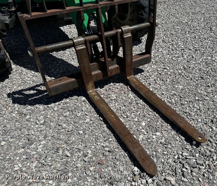 image for item EJ0553 2013 JLG Skytrak 8042 telehandler