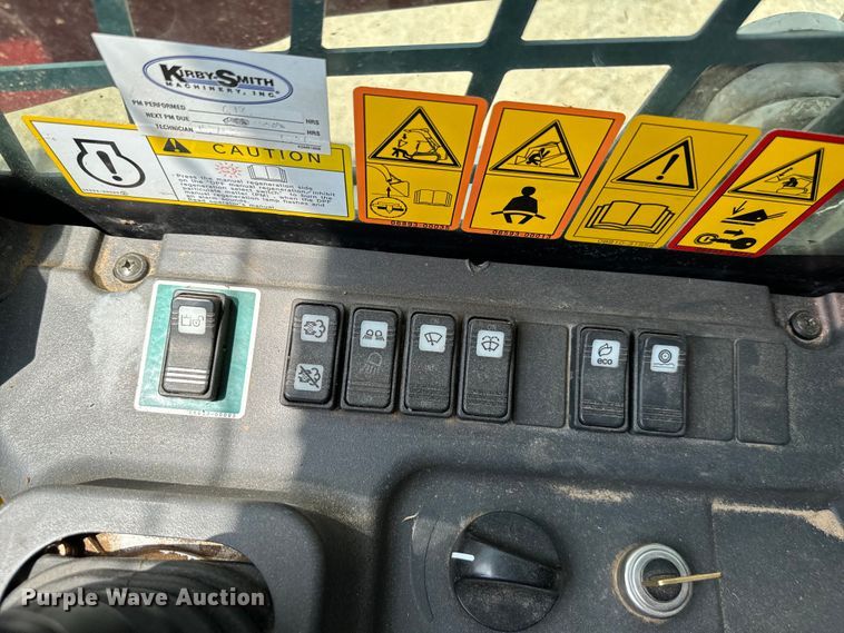 image for item EJ0580 2018 Takeuchi TL12V2 tracked skid steer loader