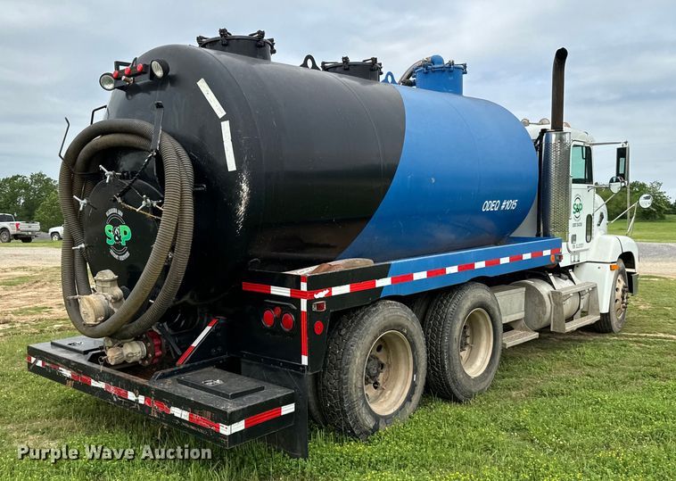 image for item EJ0591 2003 Freightliner FLD112 vacuum truck