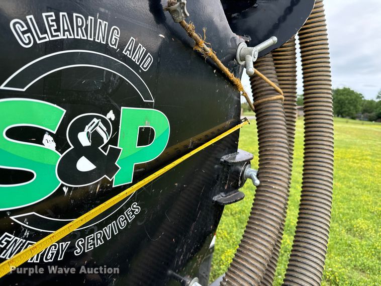 image for item EJ0591 2003 Freightliner FLD112 vacuum truck