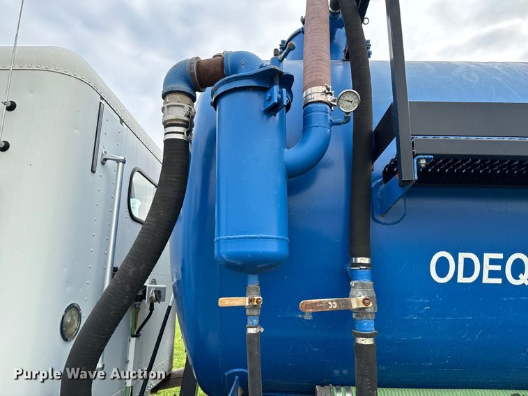 image for item EJ0591 2003 Freightliner FLD112 vacuum truck