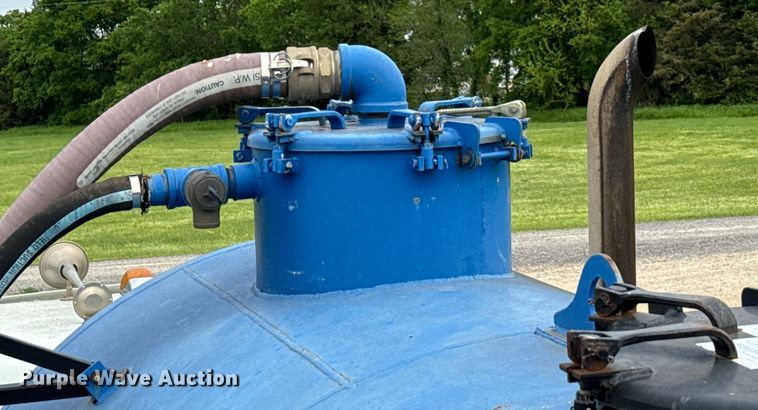 image for item EJ0591 2003 Freightliner FLD112 vacuum truck