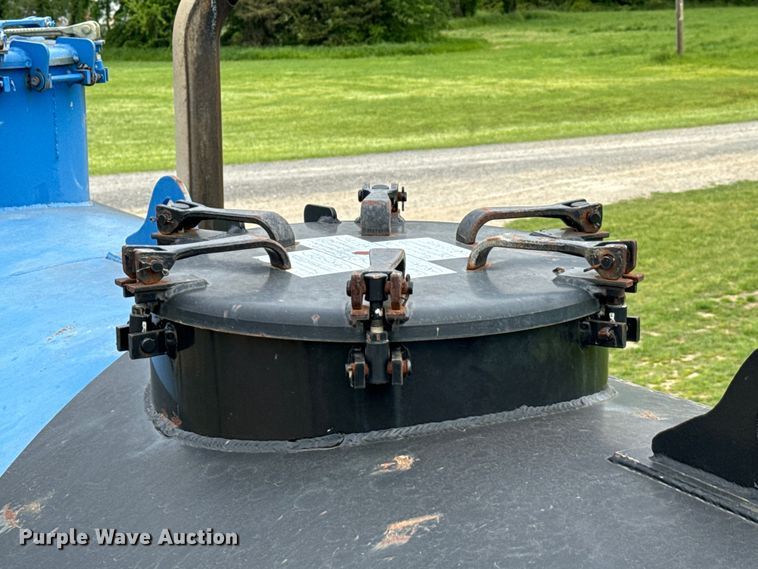 image for item EJ0591 2003 Freightliner FLD112 vacuum truck