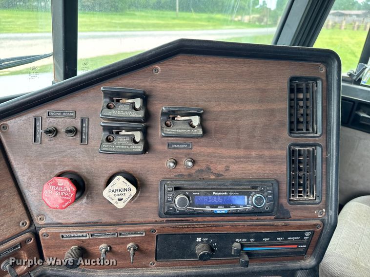 image for item EJ0591 2003 Freightliner FLD112 vacuum truck