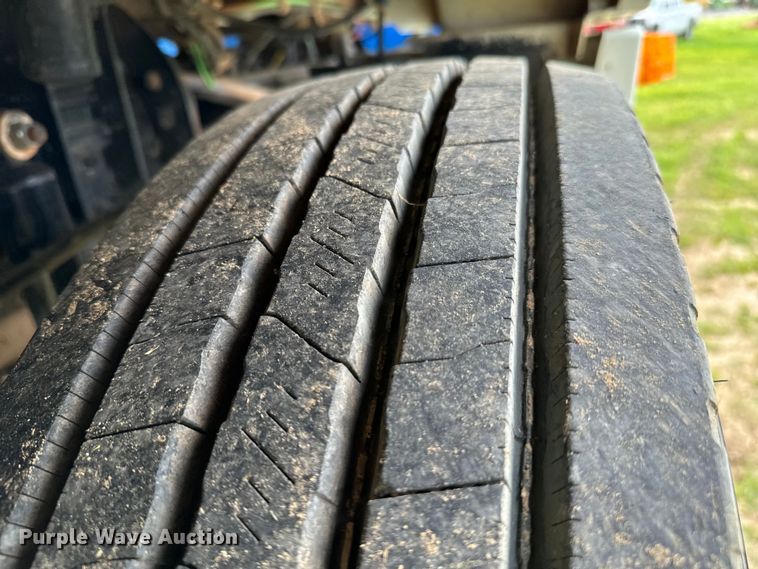 image for item EJ0591 2003 Freightliner FLD112 vacuum truck