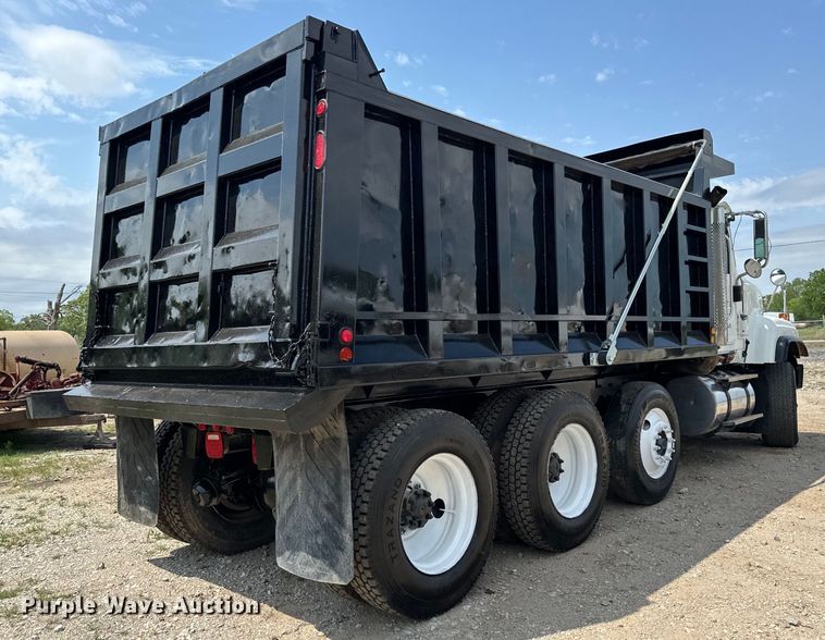 image for item EJ0610 2006 International  5500i dump truck