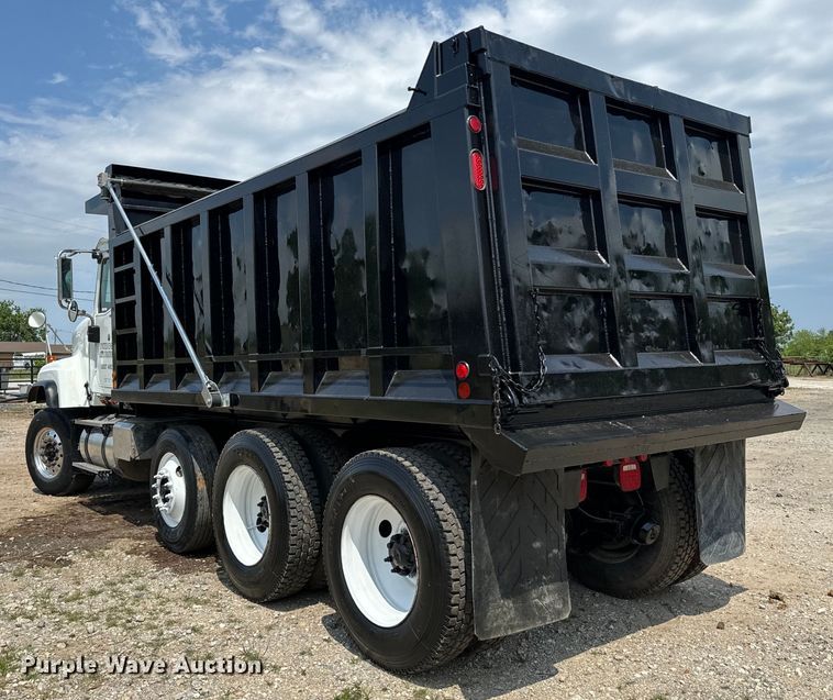 image for item EJ0610 2006 International  5500i dump truck
