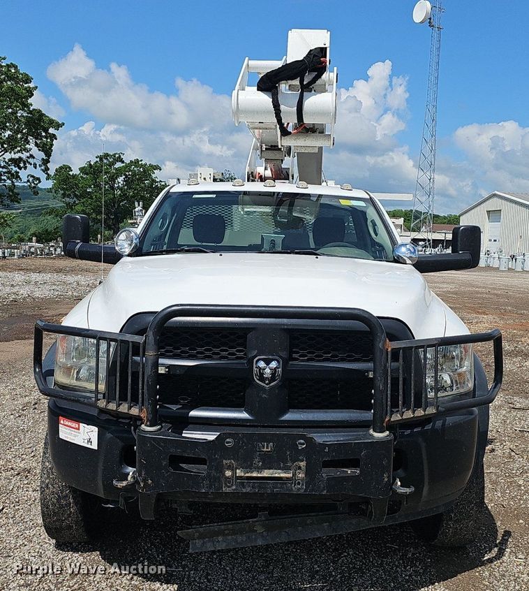 image for item EJ5359 2016 Dodge Ram 5500 HD bucket truck