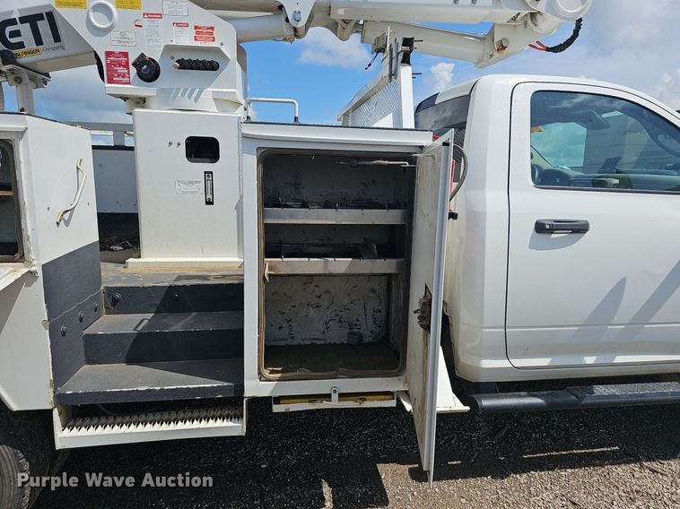 image for item EJ5359 2016 Dodge Ram 5500 HD bucket truck