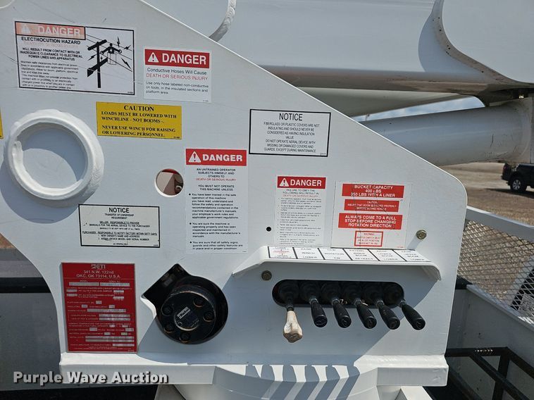 image for item EJ5359 2016 Dodge Ram 5500 HD bucket truck