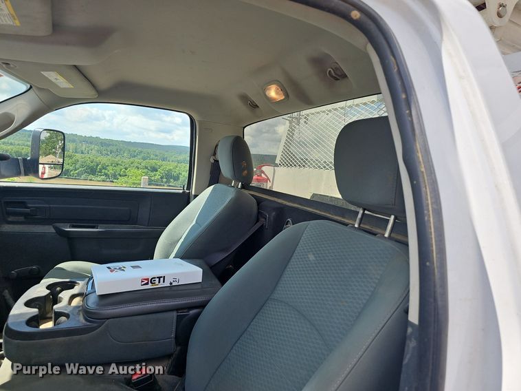 image for item EJ5359 2016 Dodge Ram 5500 HD bucket truck