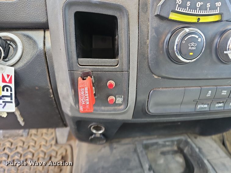 image for item EJ5359 2016 Dodge Ram 5500 HD bucket truck