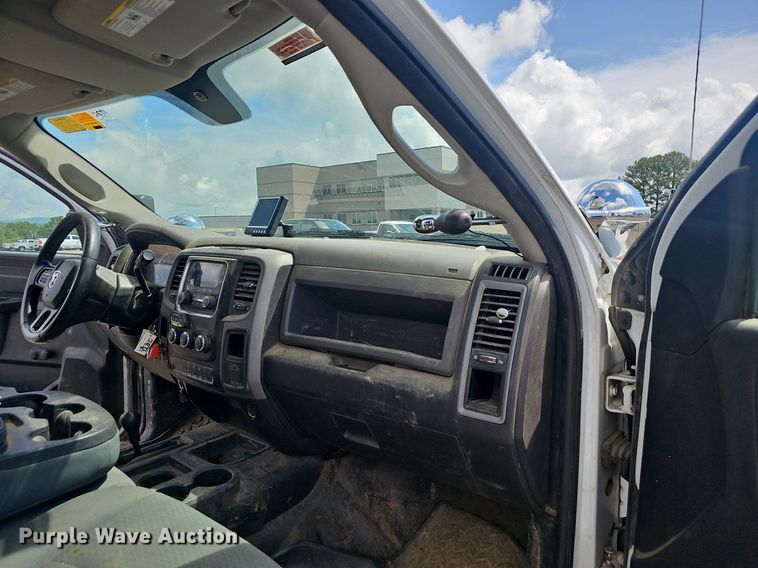 image for item EJ5359 2016 Dodge Ram 5500 HD bucket truck