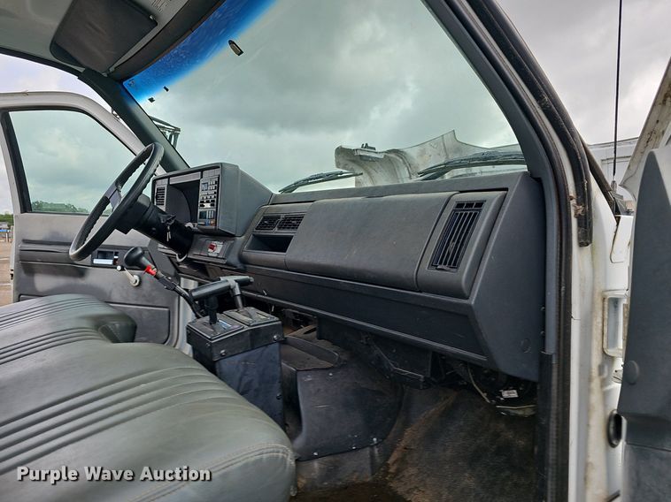 image for item EJ5360 1999 GMC C6500 chipper truck