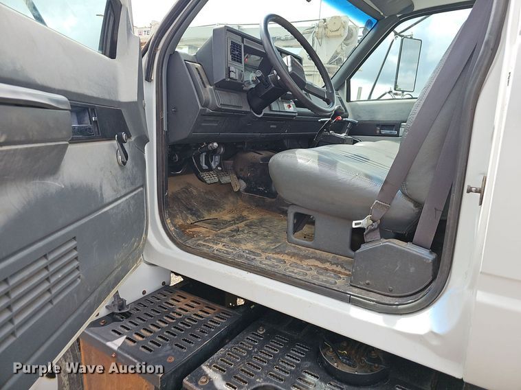 image for item EJ5360 1999 GMC C6500 chipper truck