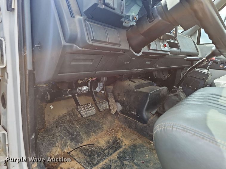 image for item EJ5360 1999 GMC C6500 chipper truck