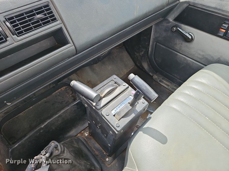 image for item EJ5360 1999 GMC C6500 chipper truck