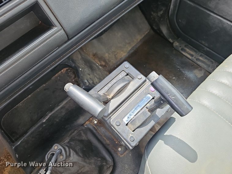 image for item EJ5360 1999 GMC C6500 chipper truck