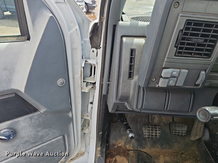 image for item EJ5360 1999 GMC C6500 chipper truck