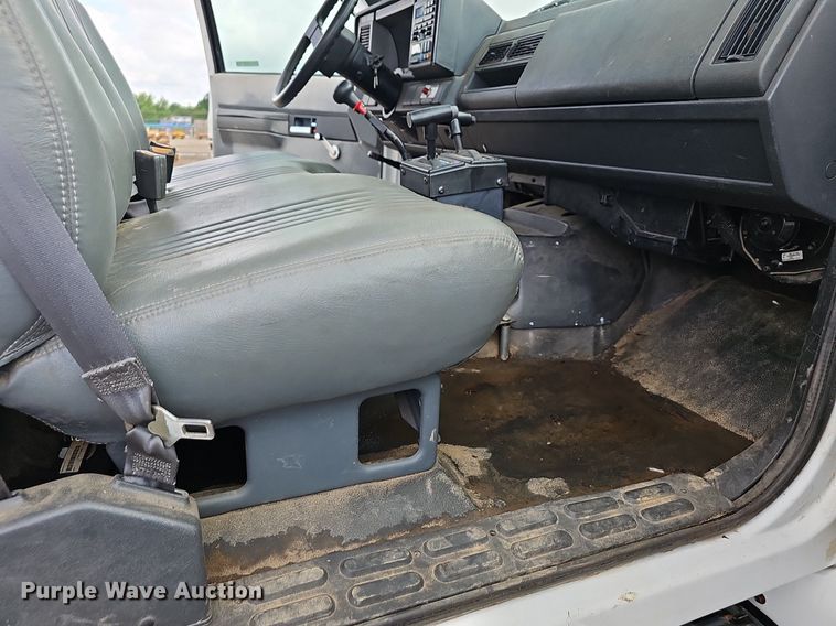 image for item EJ5360 1999 GMC C6500 chipper truck