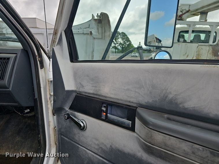 image for item EJ5360 1999 GMC C6500 chipper truck