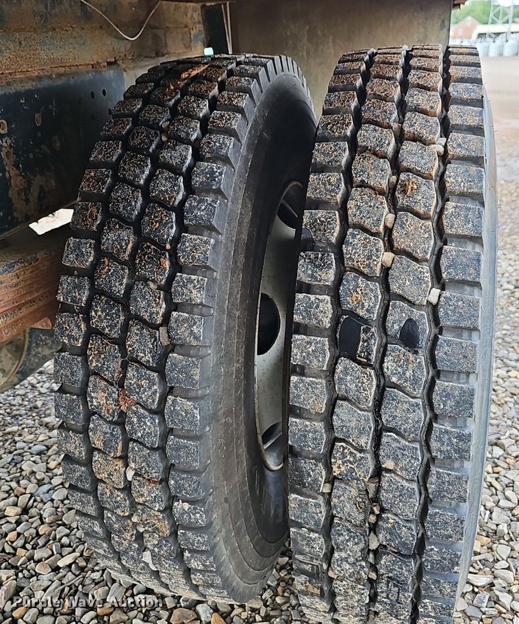 image for item EJ5360 1999 GMC C6500 chipper truck