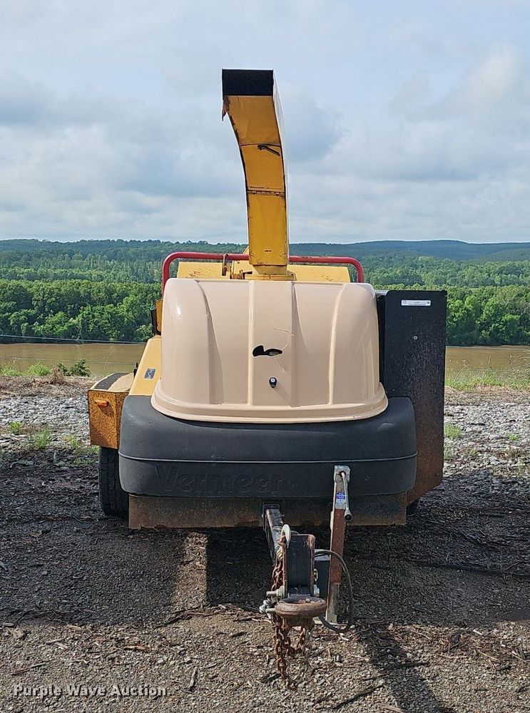 image for item EJ5361 2003 Vermeer BC1400 wood chipper