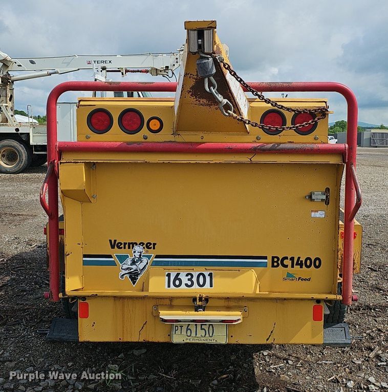 image for item EJ5361 2003 Vermeer BC1400 wood chipper