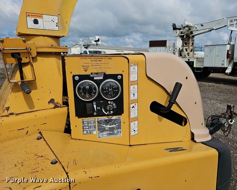 image for item EJ5361 2003 Vermeer BC1400 wood chipper