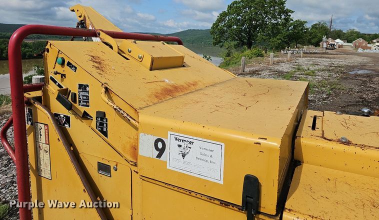 image for item EJ5361 2003 Vermeer BC1400 wood chipper