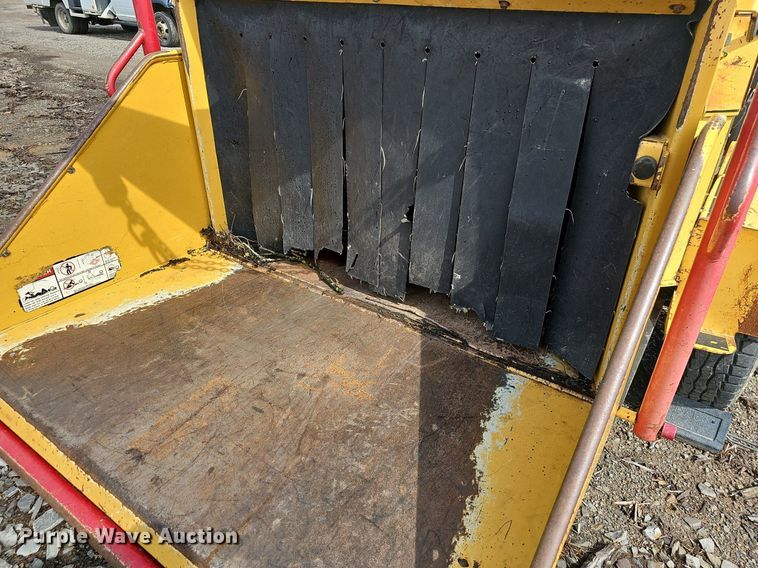 image for item EJ5361 2003 Vermeer BC1400 wood chipper